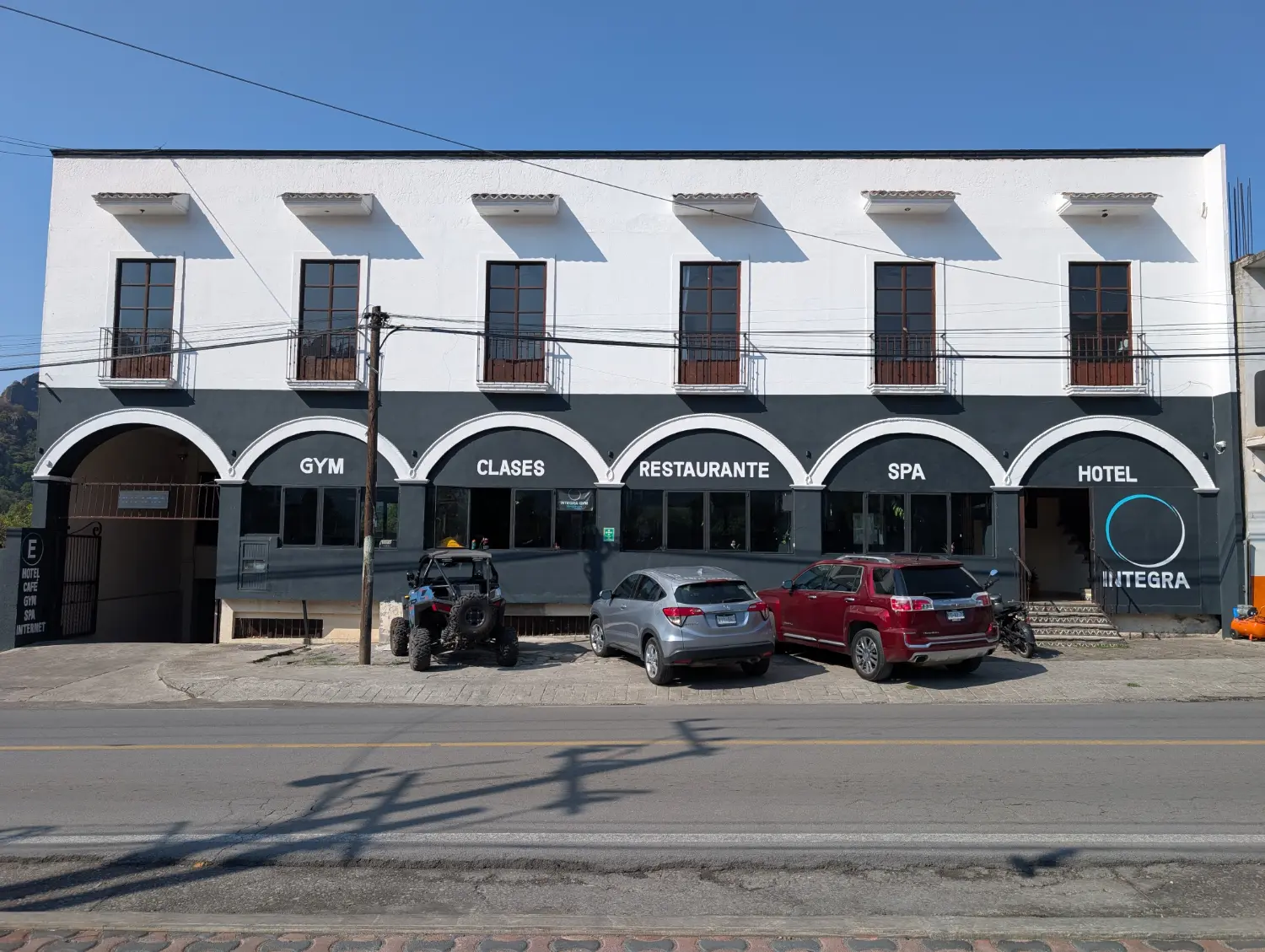 Fachada de Integra GYM, clases, restaurante, spa y hotel en Tepoztlán